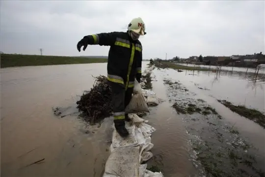 Hochwasser in Ungarn: Überschwemmungen, gesperrte Straßen, steigende Pegel, weiterer Regen
