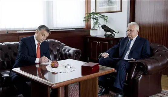 Orbán erklärt "Streit über Verfassung" in Ungarn für "beendet", VfG-Präsident kleinlaut