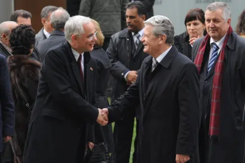 Deutschlands Präsident ehrt Minister für Humanressourcen in Ungarn. Wofür eigentlich?