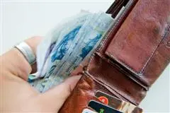 Regierung in Ungarn erhöht Transaktions-, Bargeld- und Telefonsteuer