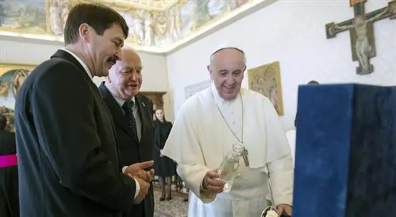 Papst kommt 2016 nach Ungarn, nimmt Präsident wegen Trinkwasser "ins Gebet"
