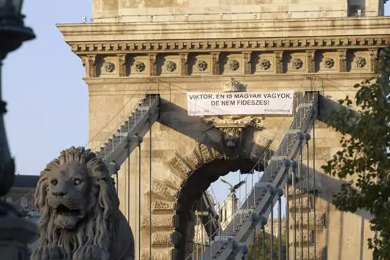 Kettenbrücke in Budapest kurzzeitig gesperrt: Oppositionstransparent gegen Orbán-Rhetorik