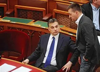 Fidesz gegen Fidesz: zwei Bargeldbehebungen werden kostenlos