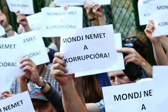"Betrug regierungsübergreifend": Demonstration vor Finanzamt wegen Steuerskandal