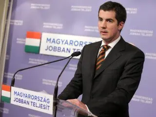 Gericht verurteilt Fidesz-Sprecher zu Geldstrafe und Entschuldigung bei Oppositionsführer
