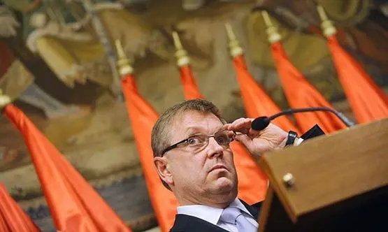 Ungarischer Nationalbankchef forderte besseres Rating und Rücktritt von EU-Kommissar, Forint schmiert ab