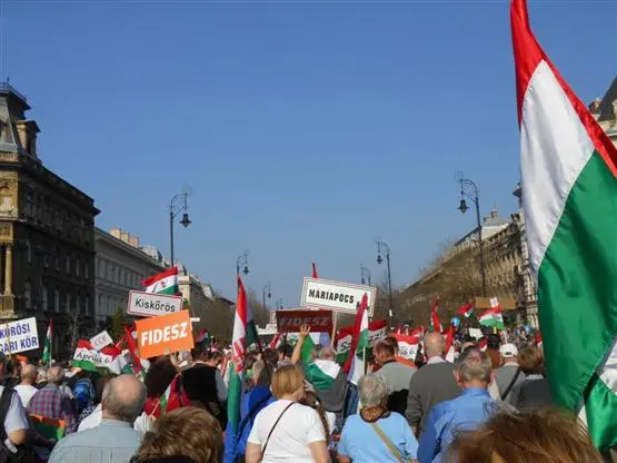 Das "Wunder Ungarn": Regierungsanhänger feiern Orbán mit Massenaufmarsch