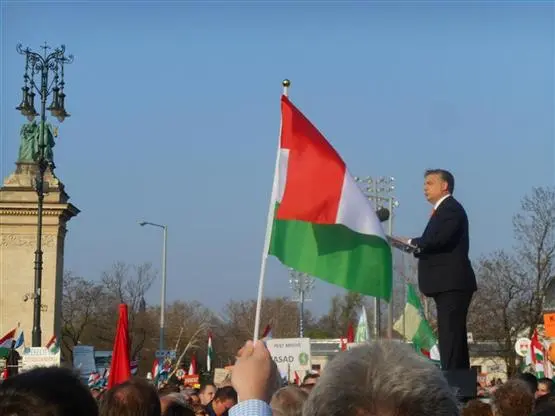 Das "Wunder Ungarn": Regierungsanhänger feiern Orbán mit Massenaufmarsch