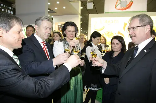 Wie Ungarn auf das EU-Verbot der Steuerfreiheit auf selbstgebrannten Alkohol reagiert