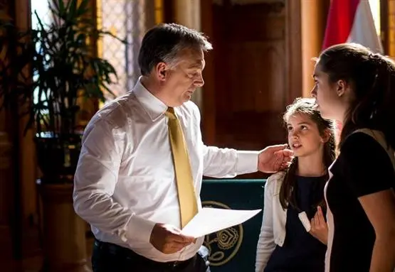 Audienz im Häuptlingszelt: Orbáns erster Arbeitstag - Glosse