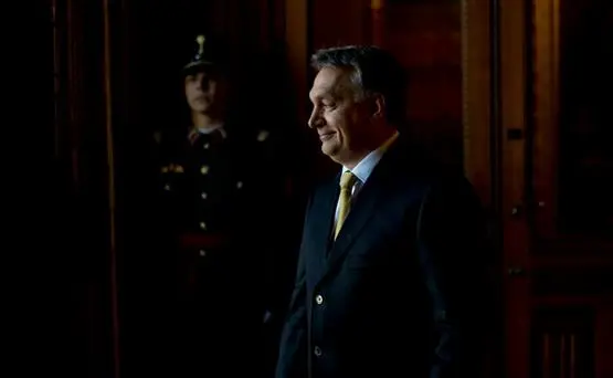 Audienz im Häuptlingszelt: Orbáns erster Arbeitstag - Glosse