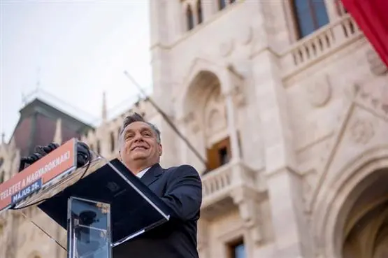 Audienz im Häuptlingszelt: Orbáns erster Arbeitstag - Glosse