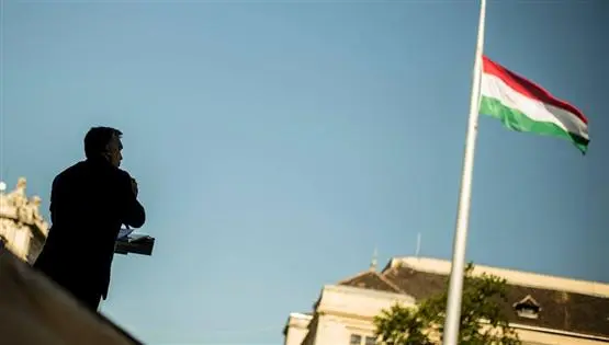 Audienz im Häuptlingszelt: Orbáns erster Arbeitstag - Glosse