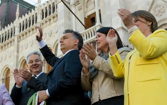 Audienz im Häuptlingszelt: Orbáns erster Arbeitstag - Glosse