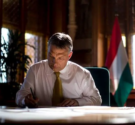 Audienz im Häuptlingszelt: Orbáns erster Arbeitstag - Glosse