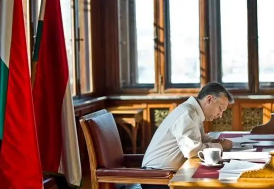 Audienz im Häuptlingszelt: Orbáns erster Arbeitstag - Glosse