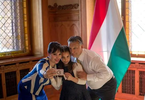 Audienz im Häuptlingszelt: Orbáns erster Arbeitstag - Glosse