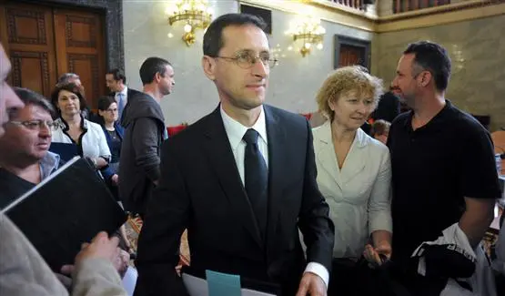 Wirtschaftsminister von Ungarn bei Anhörung: Autoindustrie hat Vorrang, Rekordschulden kein Problem