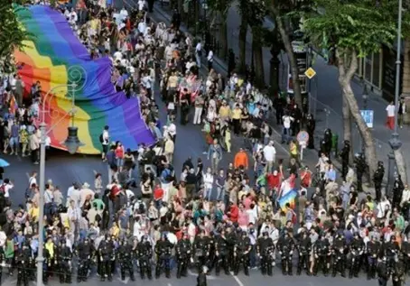 Gay Pride Parade in Budapest: "Familienschützer" und Neonazis attackieren, 20 Botschafter unterstützen