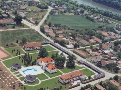 Betriebsinterne Wohlfahrt: Nationalbankchef von Ungarn kauft sich und seinen Angestellten ein Schloss