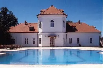Betriebsinterne Wohlfahrt: Nationalbankchef von Ungarn kauft sich und seinen Angestellten ein Schloss
