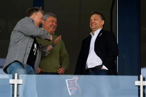 Die Höflichkeit des Paten: Wie Orbán seinen Oligarchen in Ungarn Manieren beibringt