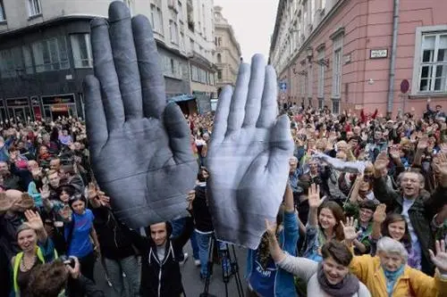 Orbán verteidigt Kampf gegen NGO´s als rechtsstaatlich - Hunderte protestieren gegen "Angriff der Regierung auf jeden Bürger in Ungarn" - auch Schweizer Fonds im Visier
