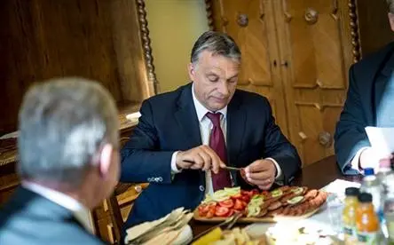 Verwechslung: Österreichische Nestroy-Jury verleiht Orbán irrttümlich Preis für "schlechtesten Schauspieler"