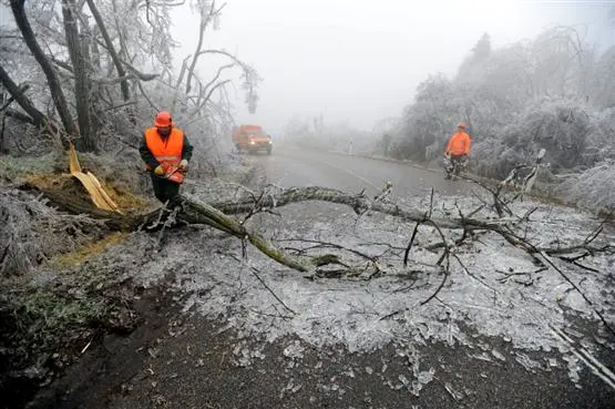 Stromausfälle, Straßensperrungen in Ungarn wegen Eisregens, Flugausfälle wegen Lufthansa-Streik