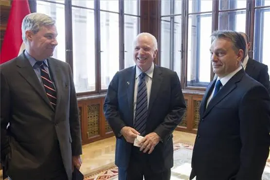 (B)ring the Bell: Für den Republikaner-Senator McCain ist Orbán ein "neofaschistischer Diktator"