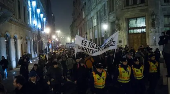 Kriminelle Deals, Deals mit Kriminellen: Demo gegen Fidesz-Fraktionschef Rogán