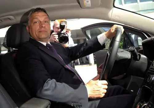 "Gigantische Investitionen": Orbáns PR-Maschine nach Merkel-Besuch im Umdeutungsstress
