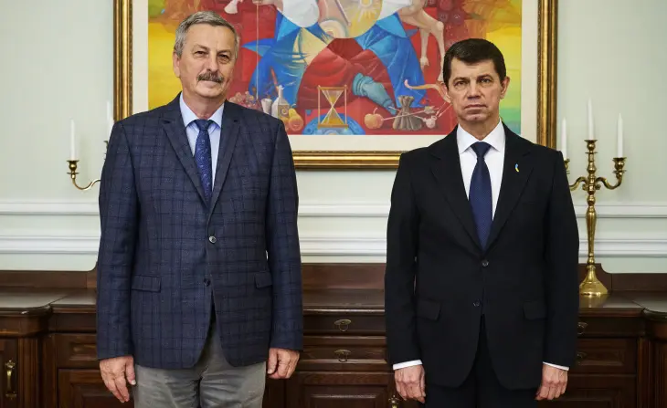 Der ungarische Botschafter in der Ukraine, Antal Heizer, im Gespräch mit dem stellvertretenden ukrainischen Außenminister Oleksandr Miščenko.