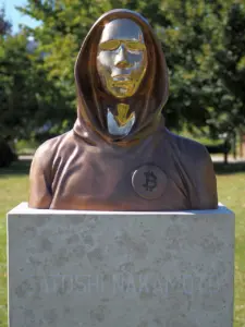 Statue des anonymen Bitcoin Erfinders Satoshi Nakamoto in Budapest