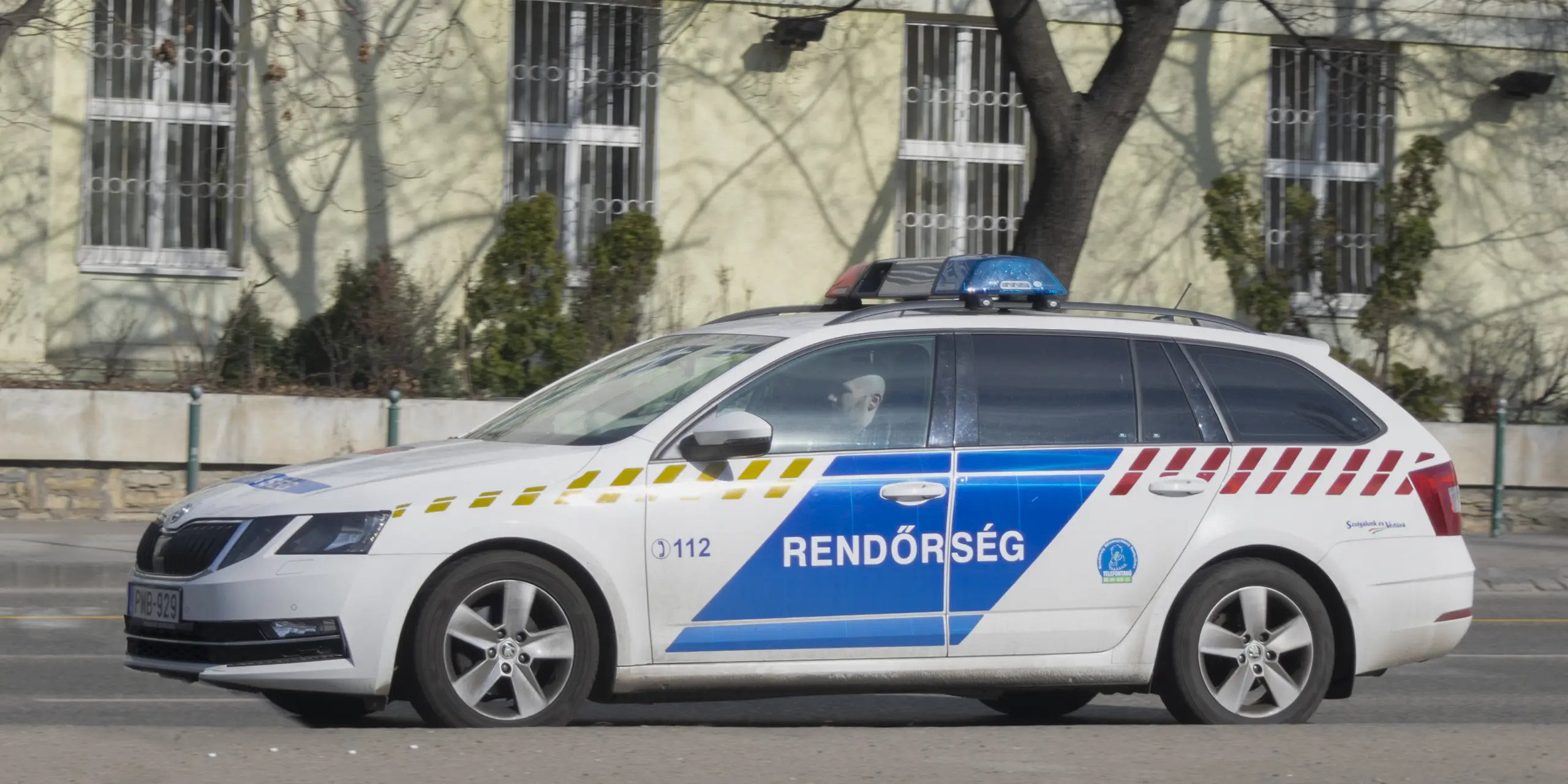 Ungarische Polizei beim passiven Warten im Auto. Photo: Wikicommons