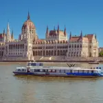 Donau fließt, im Hintergrund das Parlament von Budapest. Foto: Mahart Cruises