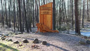 Denkmal zum Gedenken an den Holocaust an den Roma (‚Zigeunern‘) am Ort nationalsozialistischer Verbrechen im Zweiten Weltkrieg, Borzęcin, Landkreis Brzesko, Polen. (Wikipedia)