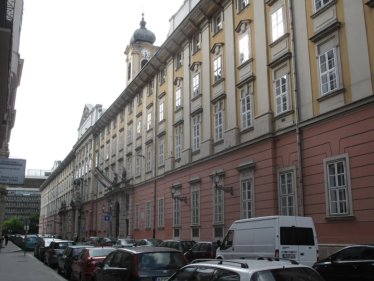 Gebäude des Budapester Rathauses in der Nähe des Deák Ferenc tér in der Városház-Straße, dem Büro des Budapester Bürgermeisters. Bildnachweis: Dezidor über wikimedia.org