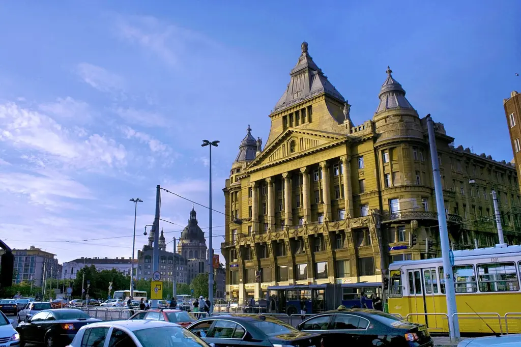 Deák-Ferenc-Platz mit dem Anker-Palast und der Basilika im Hintergrund. Takkk – Eigenes Werk. Wikimedia Commons