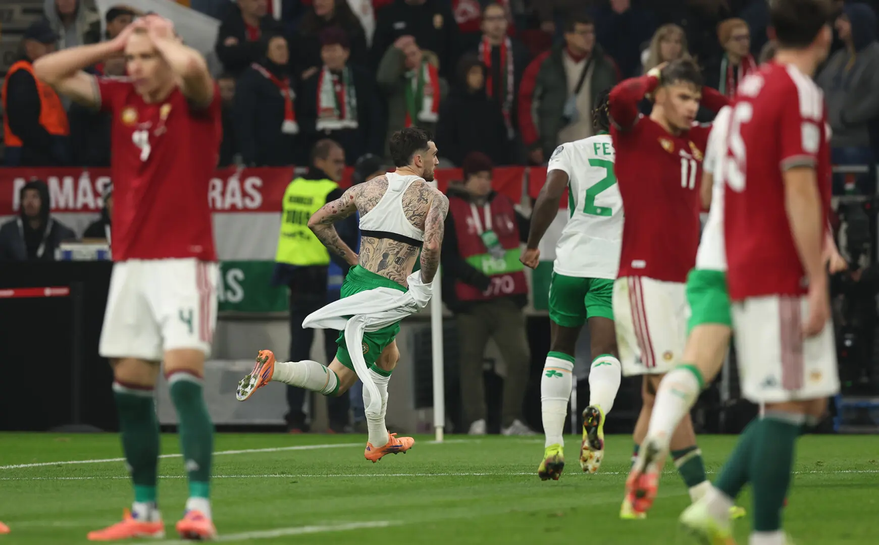 Troy Parrott jubelt über sein Tor, während ungarische Spieler enttäuscht zurückbleiben – beim Duell Ungarn gegen Irland in der Puskas Arena, Budapest, am 16. November 2025. Photo: MLSZ – Magyar Labdarúgó Szövetség