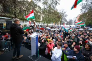 Péter Magyar mobilisiert Tausende in Debrecen am 7. Dezember 2025. (Péter Magyar/Facebook)