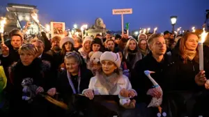 Péter Magyar (Tisza-Partei) bei einem Protestmarsch für missbrauchte Kinder in Budapest am 13. Dezember 2025. (Robert Hegedus/MTI)