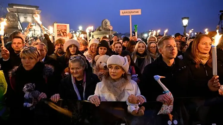 Péter Magyar (Tisza-Partei) bei einem Protestmarsch für missbrauchte Kinder in Budapest am 13. Dezember 2025. (Robert Hegedus/MTI)