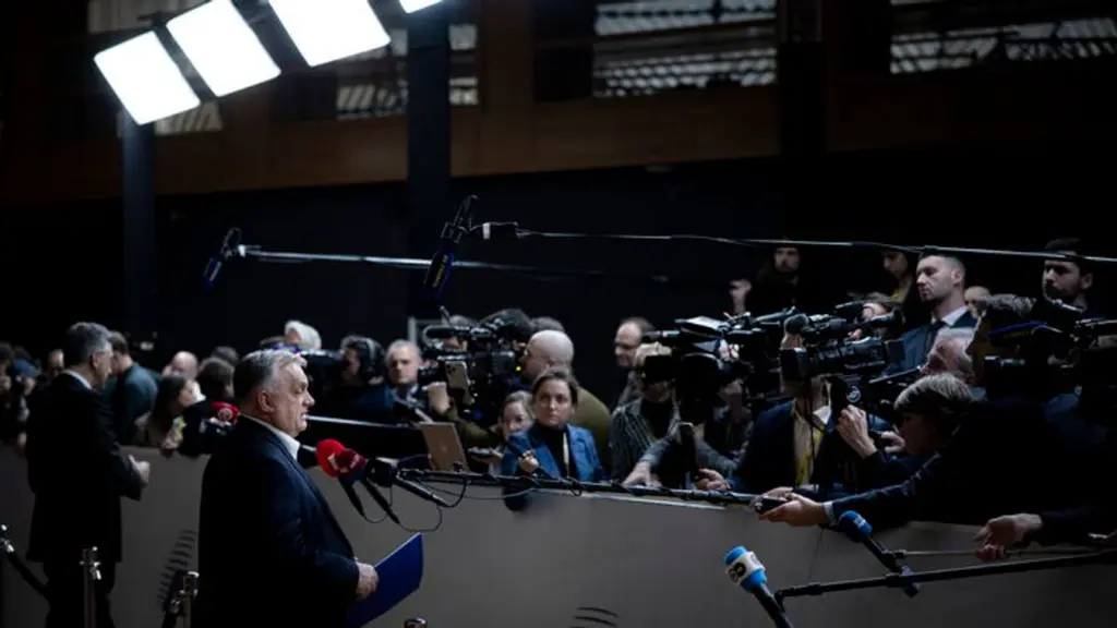 Brüssel, 19.12.2025: Viktor Orbán informiert die Presse in den frühen Morgenstunden über die Ergebnisse des EU-Gipfels. (Foto: MTI/Zoltán Fischer)