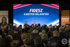 Auf diesem Foto, das von der Kommunikationsabteilung des ungarischen Ministerpräsidenten veröffentlicht wurde, spricht der ungarische Ministerpräsident Viktor Orban, Vorsitzender der Fidesz-Partei, flankiert von der Fidesz-Abgeordneten für die Region und Regierungssprecherin Eszter Vitalyos, am 10. Februar 2026 während einer Wahlkampfveranstaltung in Szentendre zu Anhängern. (MTI/Kommunikationsabteilung des ungarischen Ministerpräsidenten/Akos Kaiser)