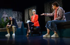 Vorstellung "Und wer nimmt den Hund?" Auf der Bühne von links nach rechts: Ferenc Pataki (Georg), Bori Péterfy (Frau Bruhns, Psychologin) und Dóra Szinetár (Doris). Foto: Vera Éder, Orlai Produktion