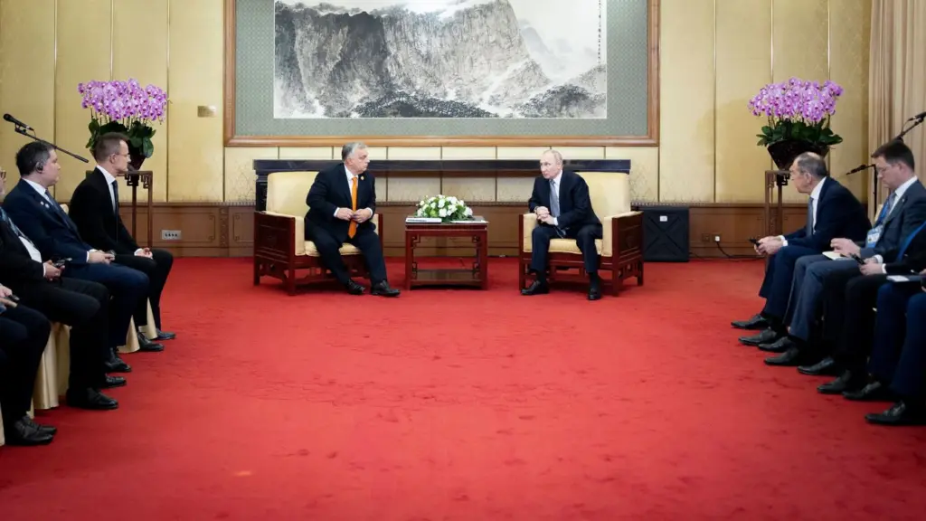 Viktor Orbán und Wladimir Putin trafen sich am 17. Oktober 2023 zu Gesprächen anlässlich des „Belt and Road“-Forums. Mit dabei waren unter anderem Außenminister Péter Szijjártó sowie der russische Außenminister Sergei Lawrow. Foto: Pressebüro des Ministerpräsidenten / Zoltán Fischer