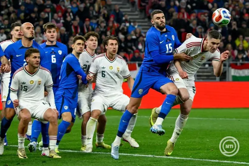 Gemini said Budapest, 28. März 2026. Roland Sallai (l.) und der Slowene Danijel Sturm (r.) im Zweikampf während des Testspiels in der Puskás Aréna. Foto: MTI/Tamás Vasvári