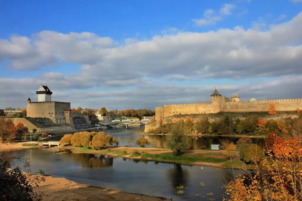 Blick auf die Stadt Narva in Estland im Jahr 2014, mit der russischen Festung Iwangorod am gegenüberliegenden Ufer des Narva-Flusses.
