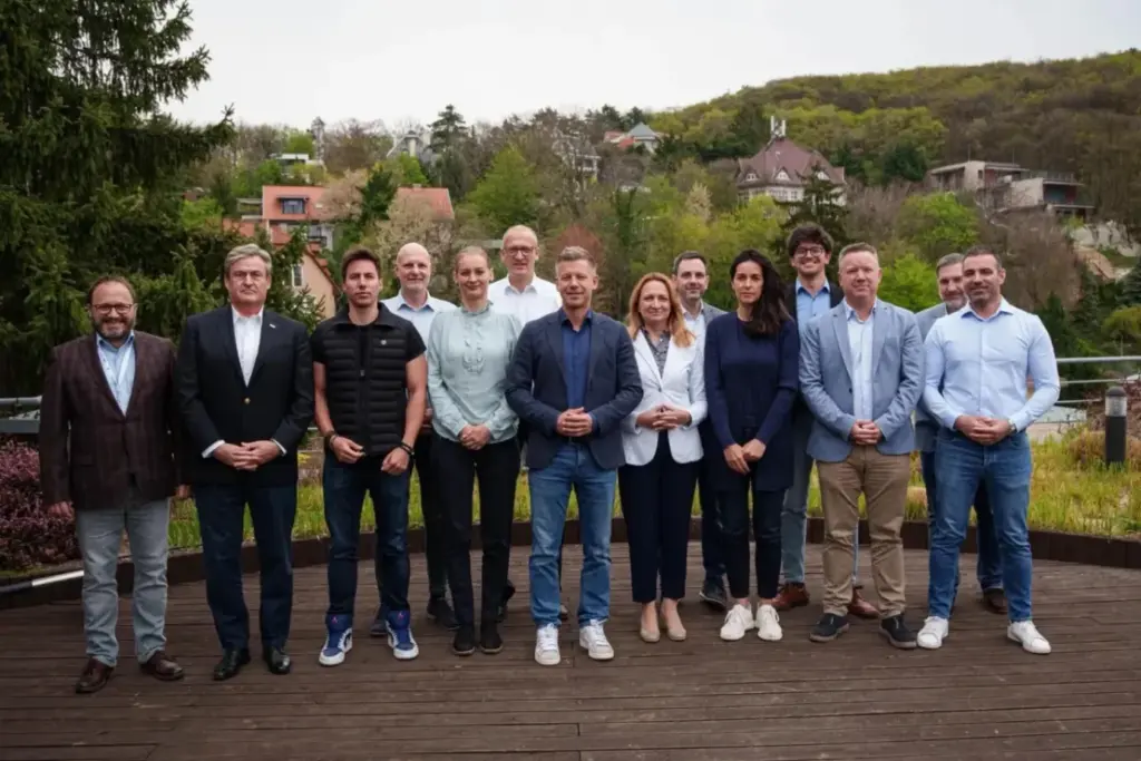 Die erweiterte Parteiführung der Tisza-Partei bei ihrer ersten Sitzung. (Foto: András Kármán / Facebook)